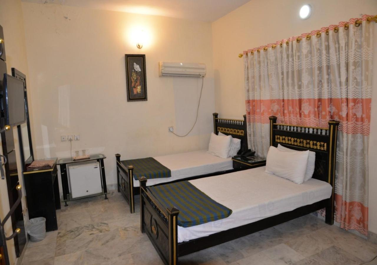 Step Inn Hotel Sukkur エクステリア 写真
