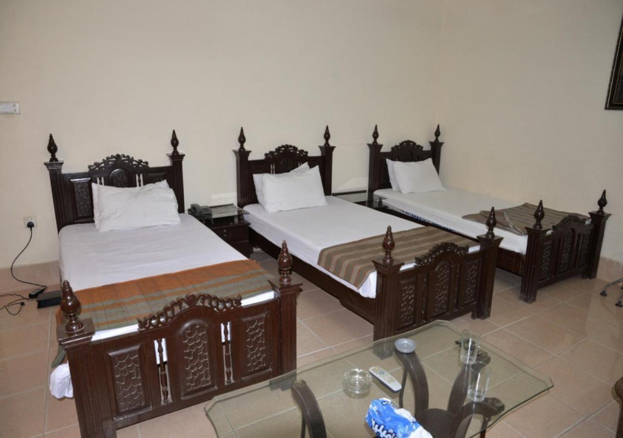 Step Inn Hotel Sukkur エクステリア 写真