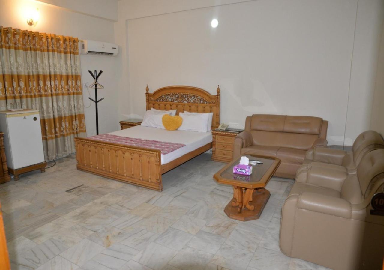 Step Inn Hotel Sukkur エクステリア 写真