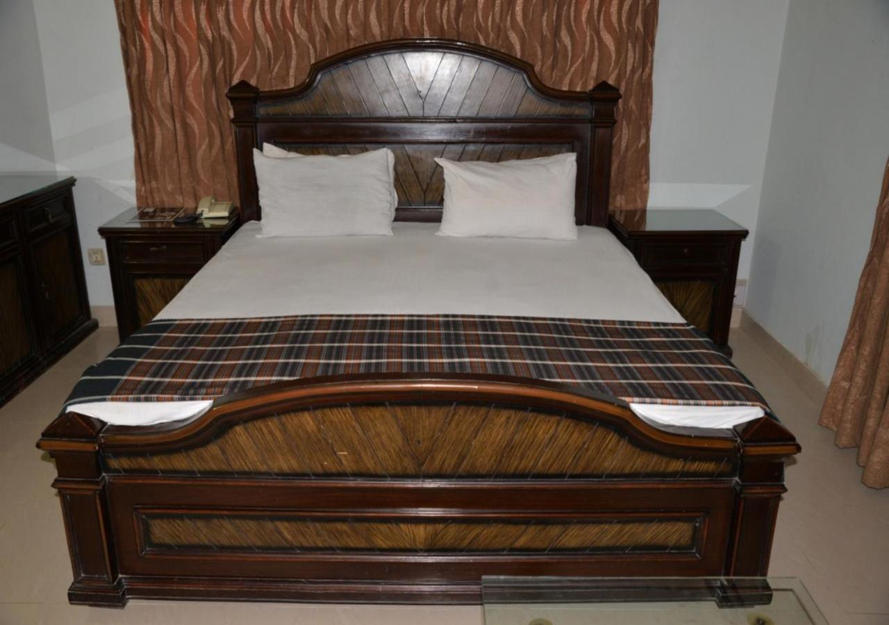 Step Inn Hotel Sukkur エクステリア 写真