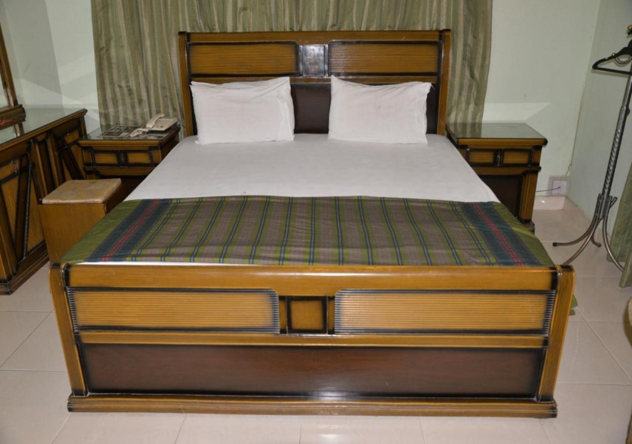 Step Inn Hotel Sukkur エクステリア 写真